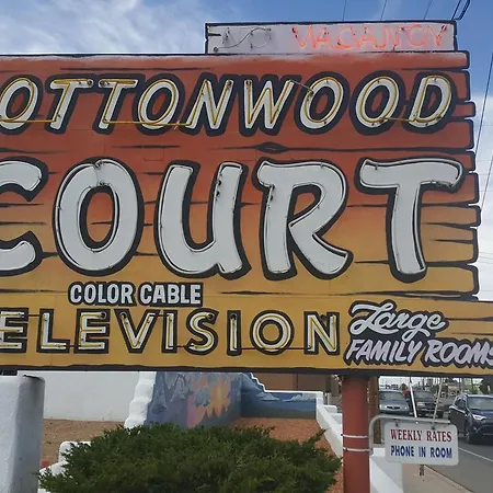 Cottonwood Court Motel 2*