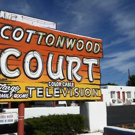 Cottonwood Court Motel 2*