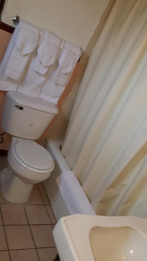 Cottonwood Court Motel 2*