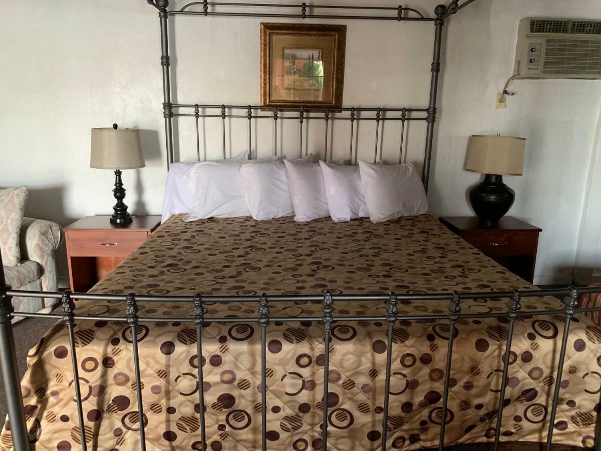 Cottonwood Court Motel 2*