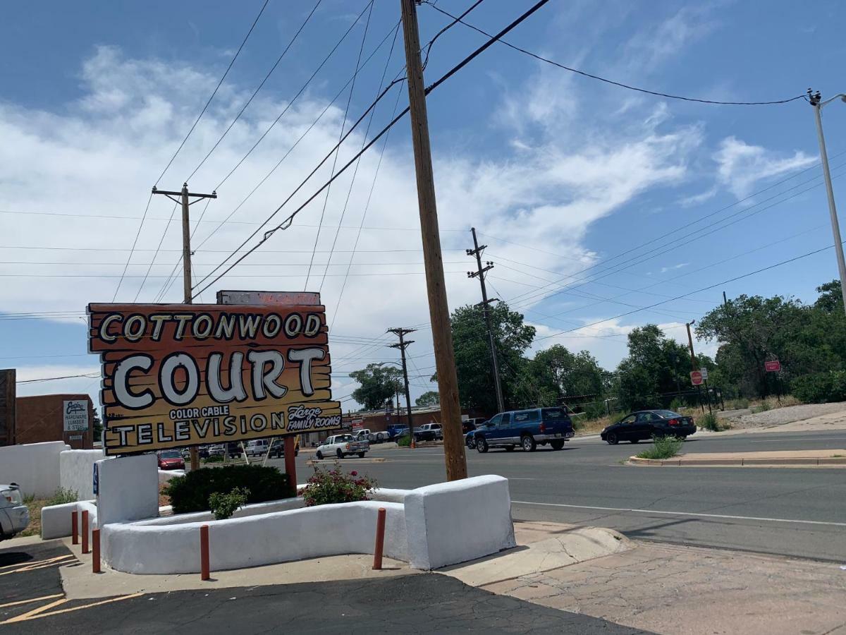Cottonwood Court Motel 2*