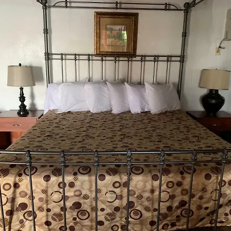 Cottonwood Court Motel 2*