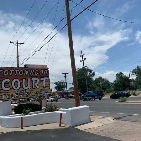 Cottonwood Court Motel 2*